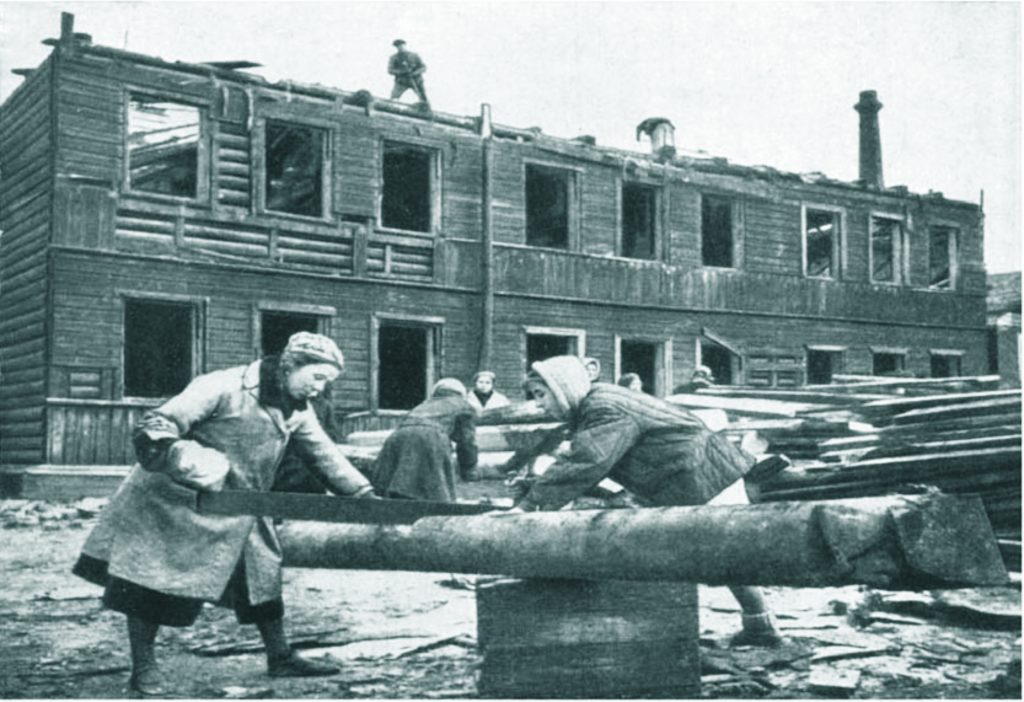 Разборка деревянных зданий на топливо. 1942 год.
